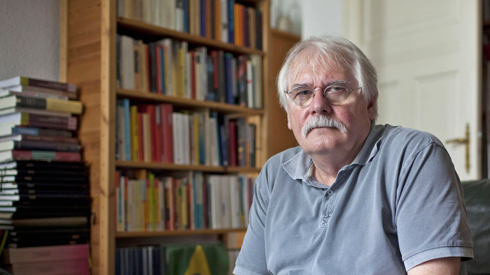 Gerd Poppe, ein wichtiger Aktivist in der Opposition gegen die DDR und späterer Außenpolitischer Sprecher der Grünen im Bundestag, ist im Alter von 84 Jahren verstorben. Historiker Ilko-Sascha Kowalczuk bestätigte den Tod des ehemaligen Bündnis-90/Demokratischen-Bewegung-Mitglieds und nannte ihn einen „Vordenker der Freiheitsrevolution von 1989“. Poppe engagierte sich seit den frühen 1960er Jahren in Oppositionellen Kreisen, war Mitbegründer des Friedens- und Menschenrechtsverbands IFM und wurde erster Bundesbeauftragter für Menschenrechtspolitik und humanitäre Hilfe.