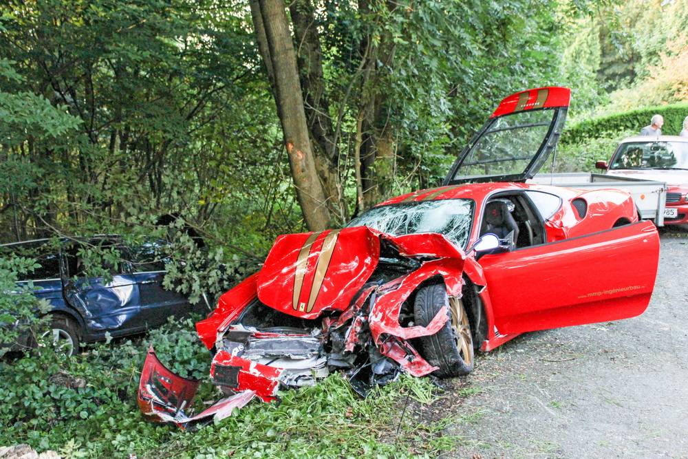 Ein 48-jähriger Mann wurde schwer verletzt, als sein Ferrari F430 am Freitagabend in Hamburg in den Gegenverkehr geriet und dann ins Schleudern kam. Das Fahrzeug fiel schließlich in einen Deichgraben, wobei der Sachschaden erheblich war.