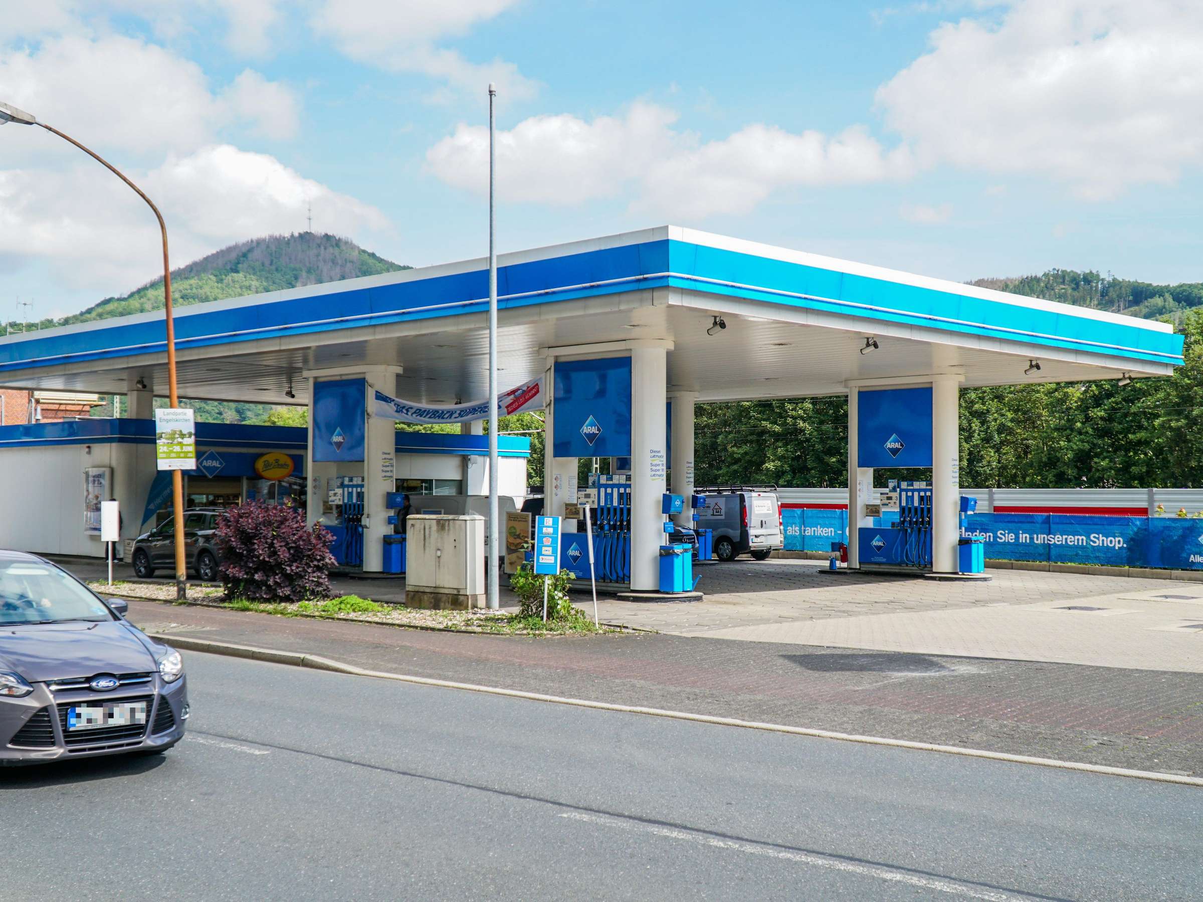 Ein Überfall auf eine ARAL-Tankstelle in Aumühle bei Lauenburg führte zu einer kurzfristigen Sperrung und der ärztlichen Behandlung einer Mitarbeiterin. Die Polizei ermittelt aktiv nach den Tätern.