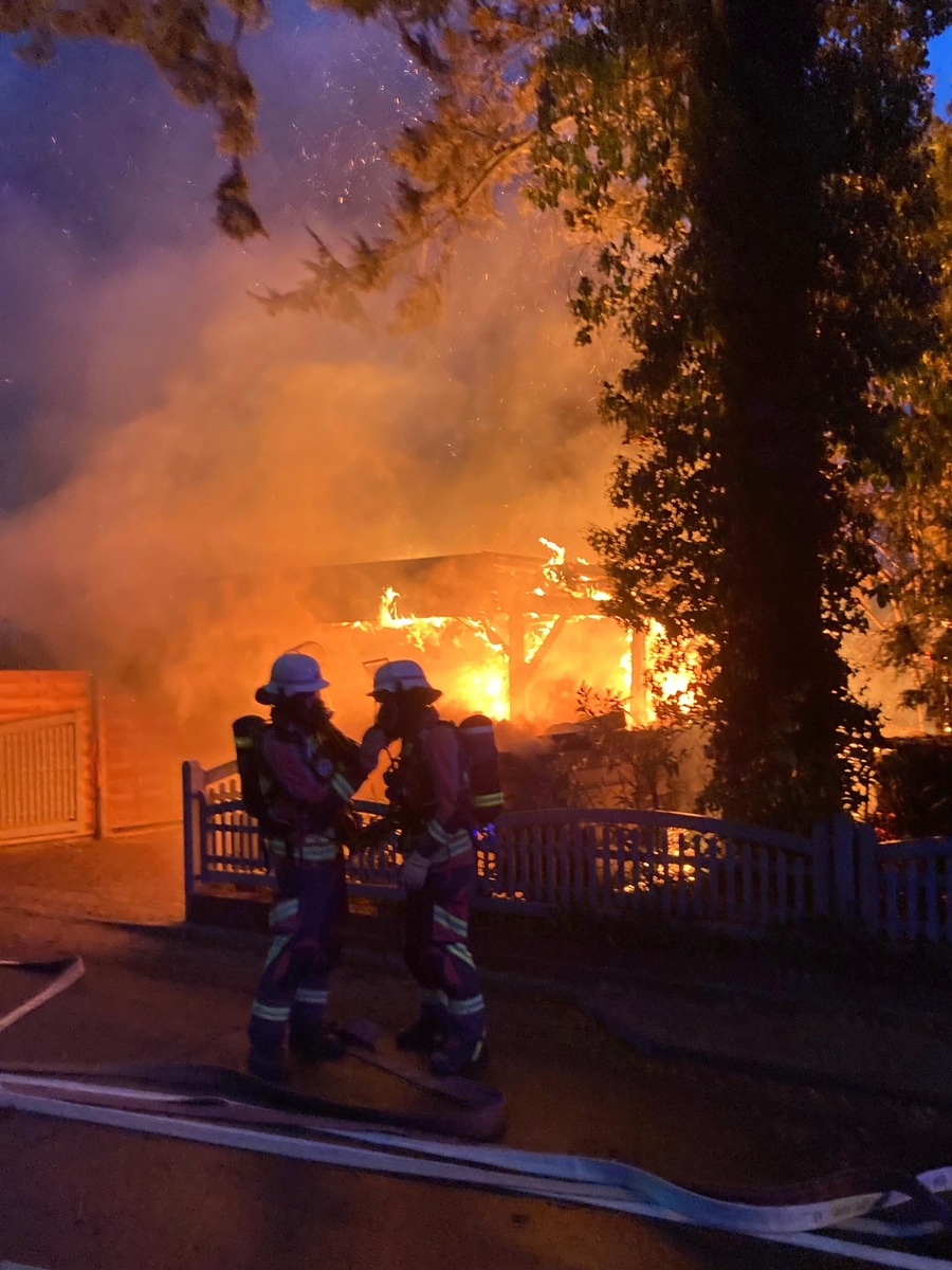 Title: Feuer zerstört Carport und Gewächshaus in Norderstedt