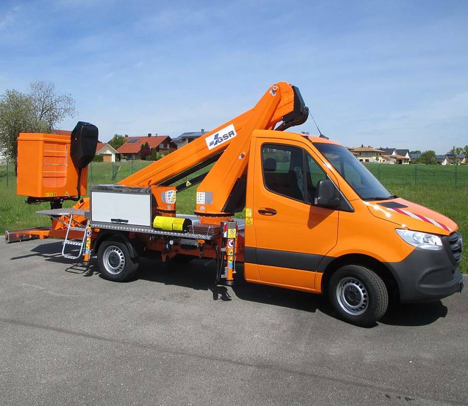 In Elmshorn rollen 40 gigantische Lkw mit extrem langen Rotorblättern durch die Stadt, was für zusätzliche Anpassungen an den Straßenverkehr notwendig gemacht hat. Die Transporte sind Teil eines größeren Projekts, das eine Reihe von Trassen erfordert, die speziell auf diese Dimensionen abgestimmt wurden.