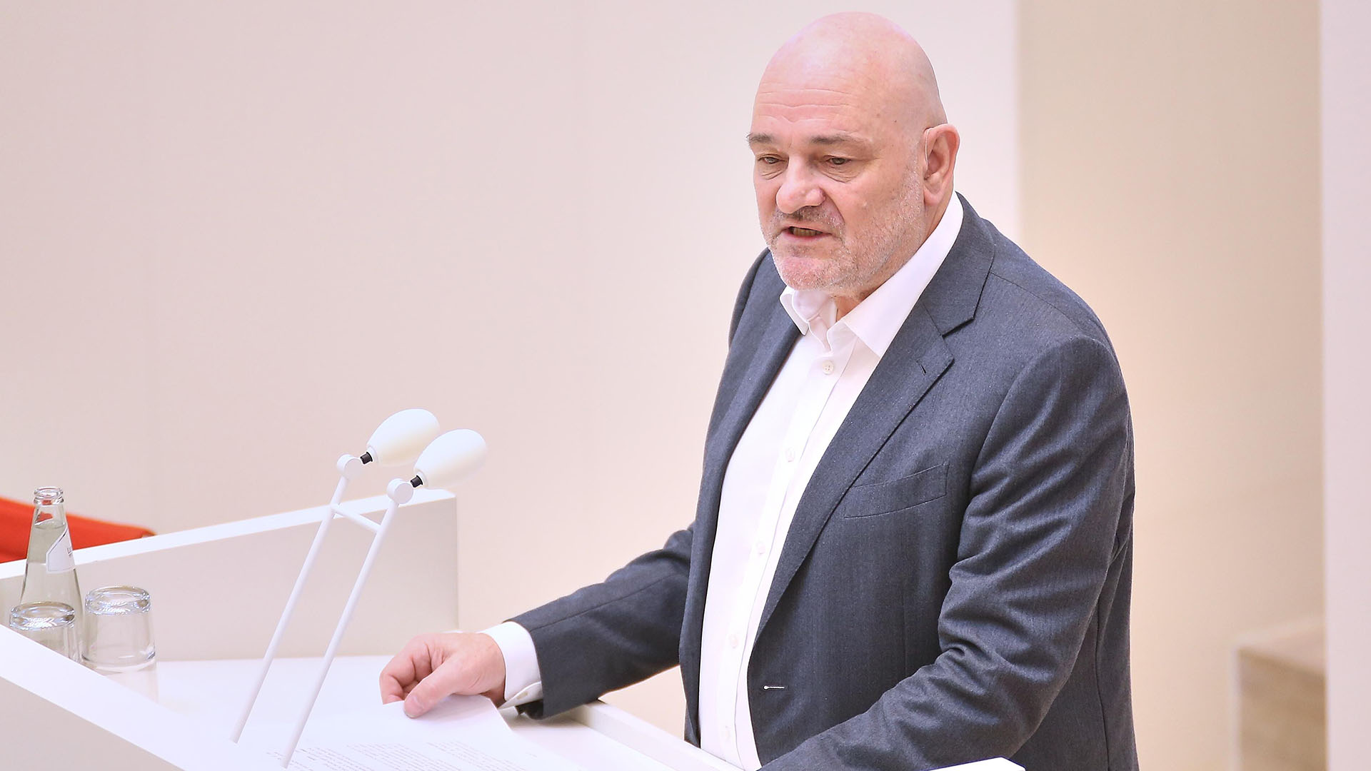 Kritik am Finanzminister Crumbach: Abwesenheit bei entscheidender Sitzung