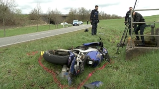 Motorradfahrer flüchtet mit hoher Geschwindigkeit vor Polizei und verursacht Unfall
