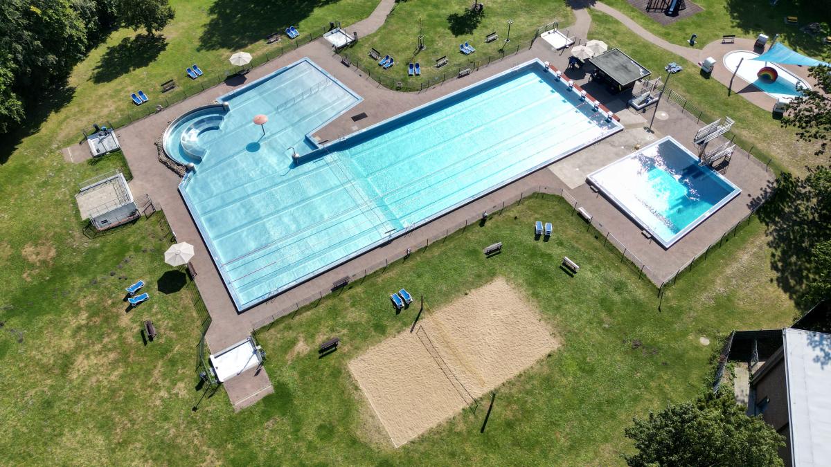 Title: Neuinstallationen im Freibad Quickborn: Parkplatz, Kassenautomat und Drehkreuz