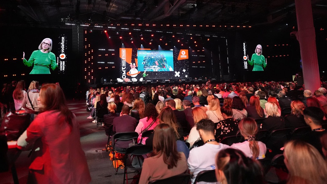 Highlights des OMR 2025: Piqué, Fitzek und Reynolds Beginnen den Eröffnungstag