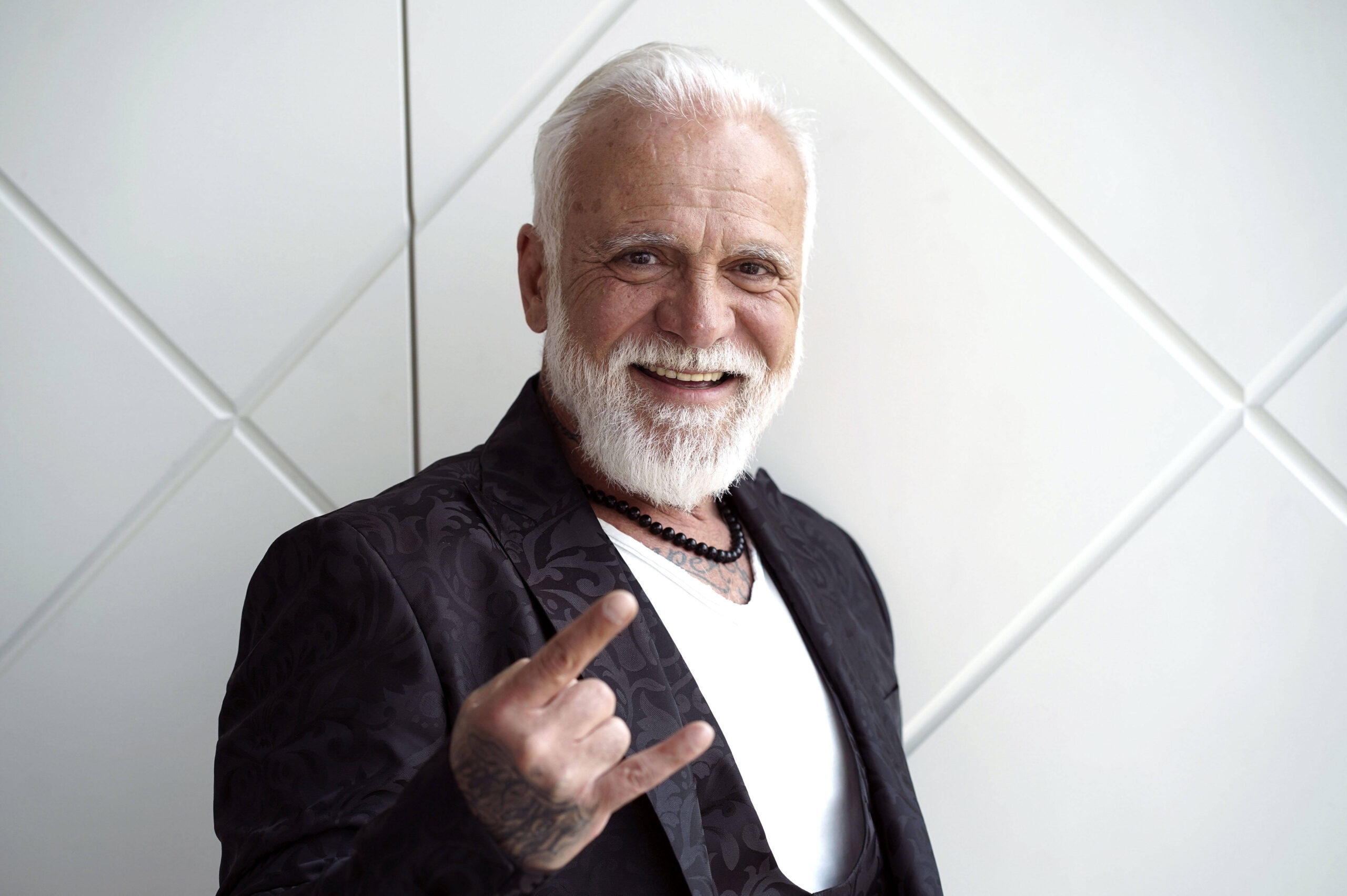 Nino de Angelo präsentiert Comeback-Konzert in halb vollen Räumen