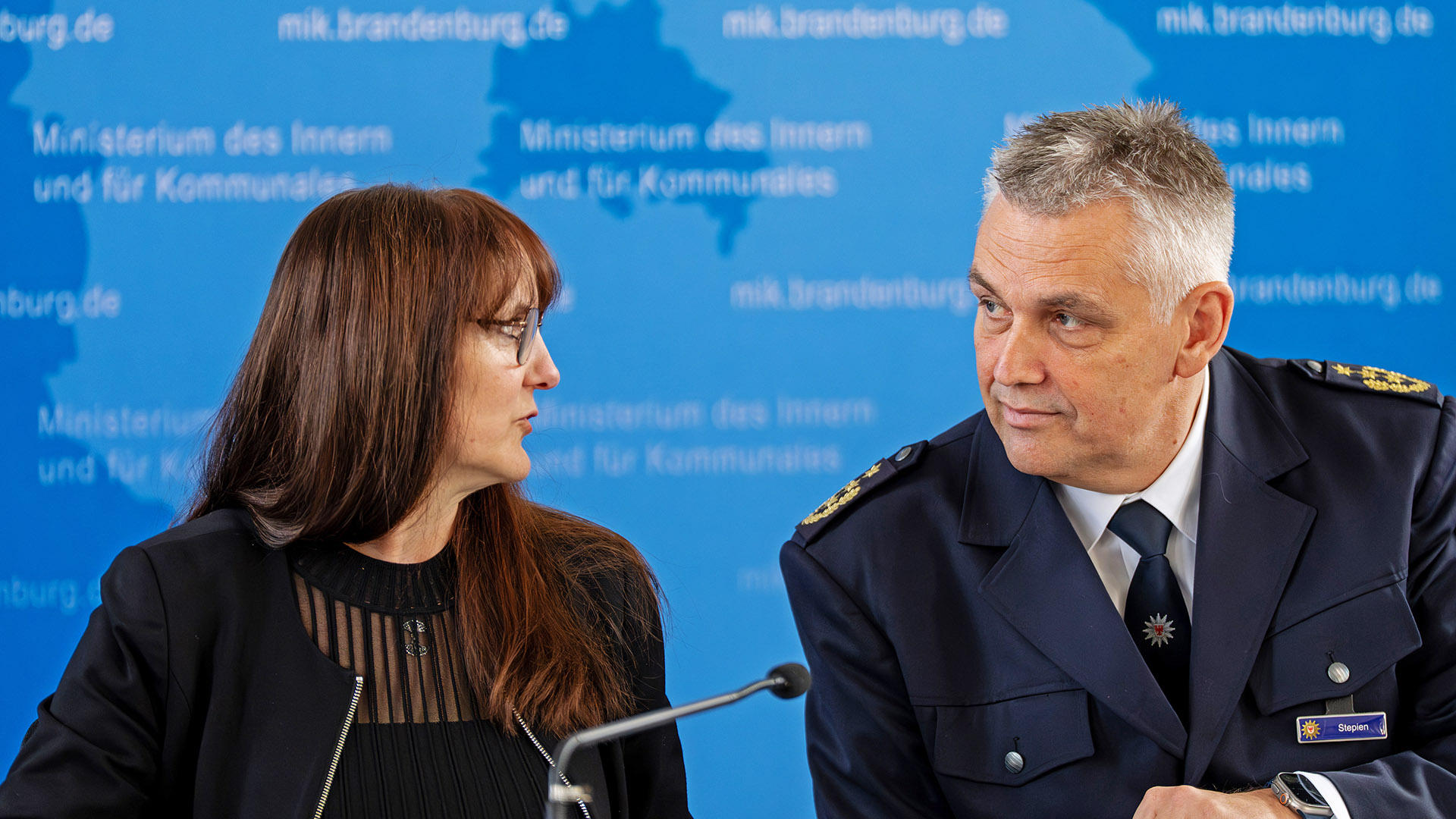 Ministerin präsentiert Zahlen zu politisch motivierten Delikten