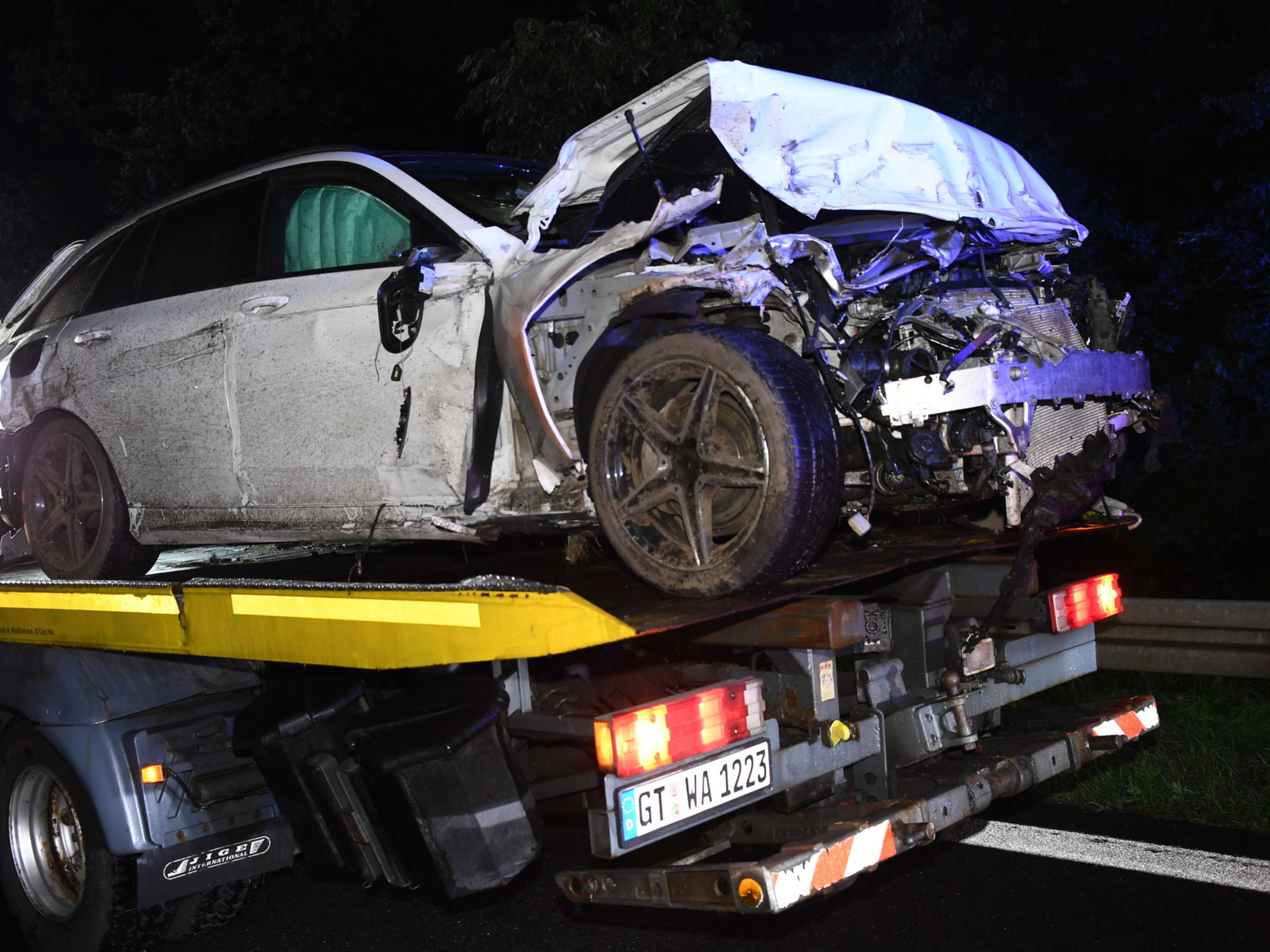 Schwerer Unfall mit Mercedes – Fahrer verliert Kontrolle und verletzt sich schwer