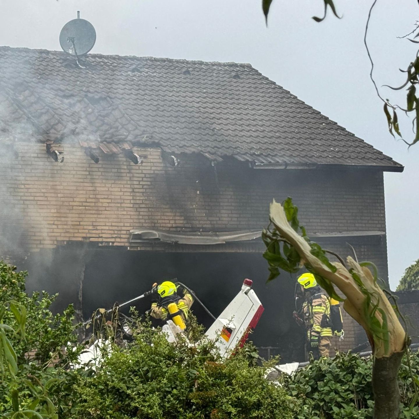 Flugzeugabsturz in Korschenbroich: Zwei Tote bei Brand im Wohnhaus
