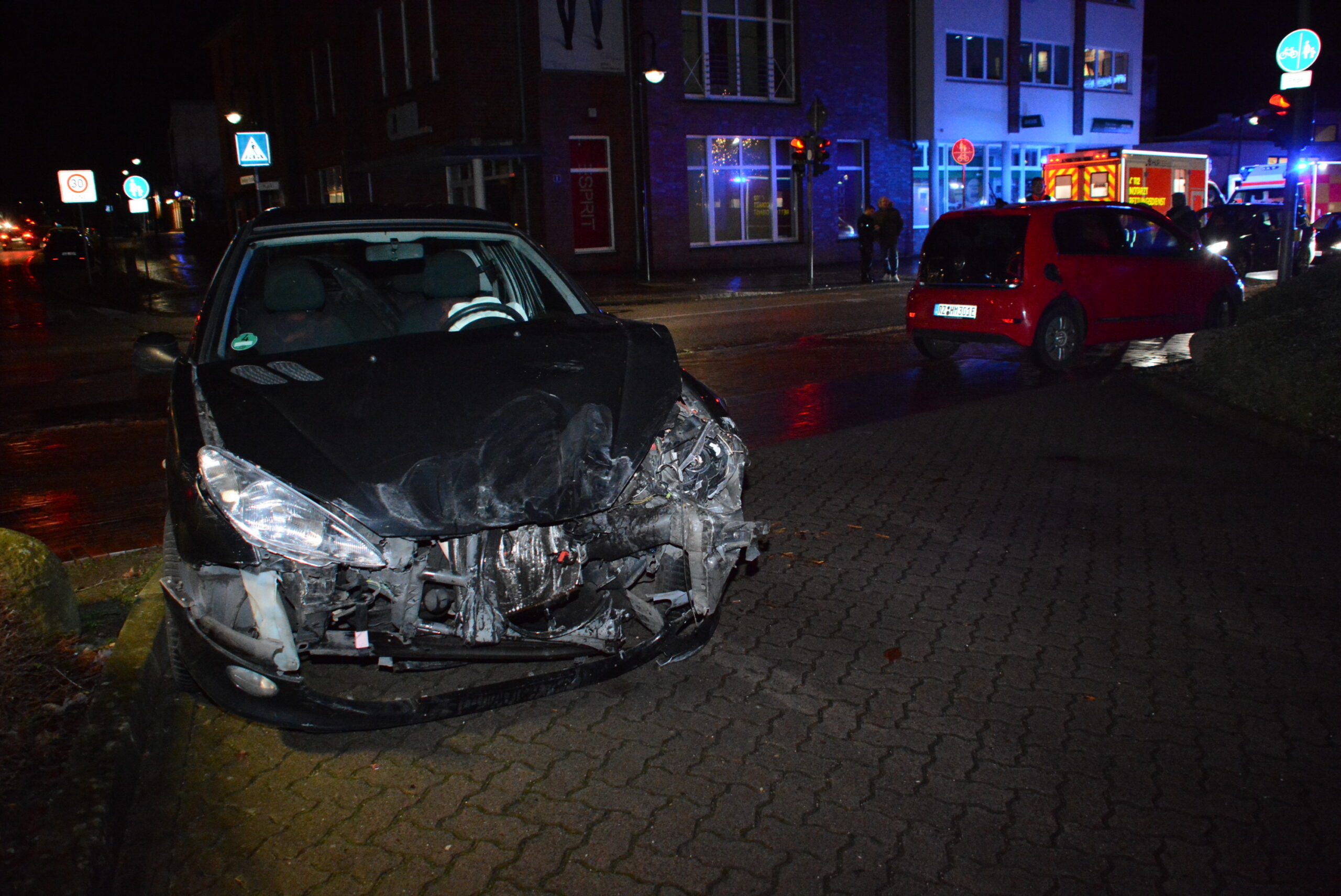 Unfall in Schwarzenbek: Kleinlkw prallt in Lieferwagen – zwei Verletzte