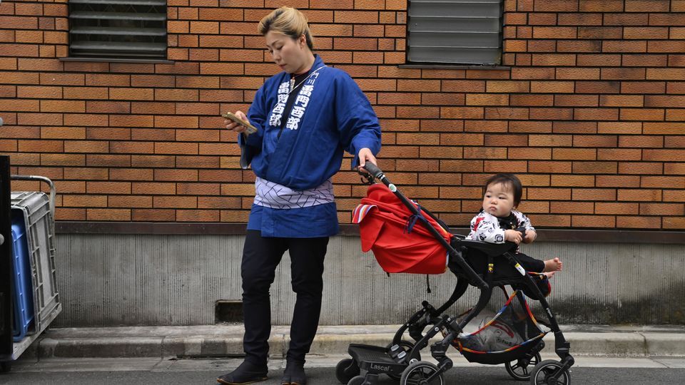 Weniger Arbeit, mehr Kinder? Japans Antwort auf Geburtenkrise