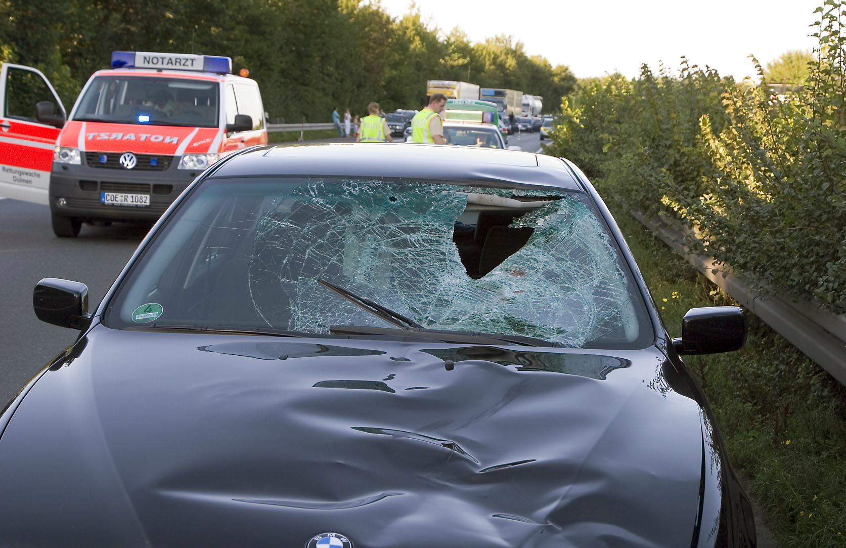 Steine aus der Luft: Verbrecher attackieren erneut Autofahrer auf Autobahn