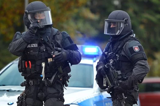 Senior mit Waffe in Wohnung: Polizei greift brutal ein