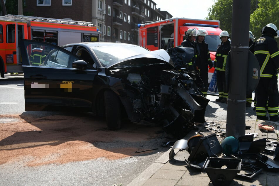 Unfall in Hamburg: Autofahrerin prallt gegen Kirchenmauer