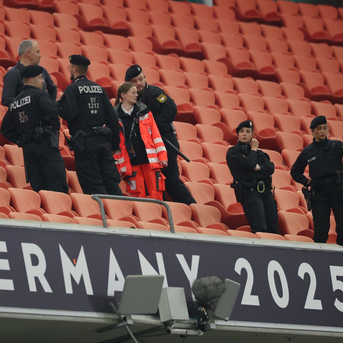 Tragischer Vorfall im Münchener Stadion: Fan stirbt nach Sturz auf Pressetribüne