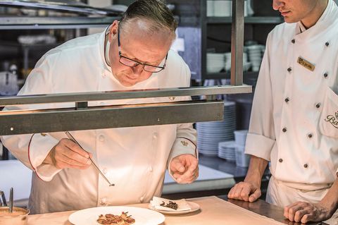 Hamburgs kulinarische Wunder: Neuer Drei-Sterne-Koch erobert die Szene