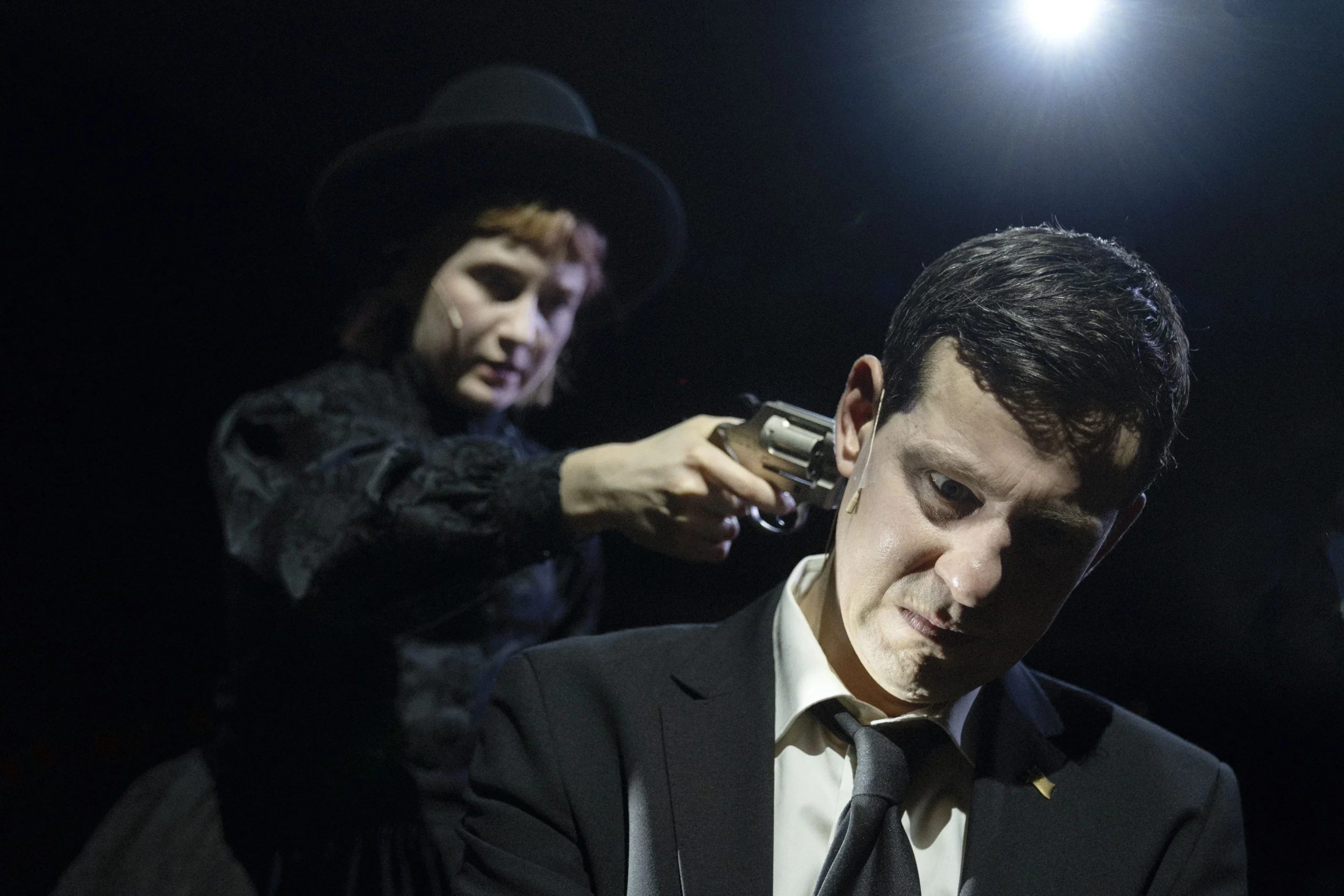 Zuschauer greifen fiktiven Faschisten an – Theaterunfall warnt vor politischer Gefahr