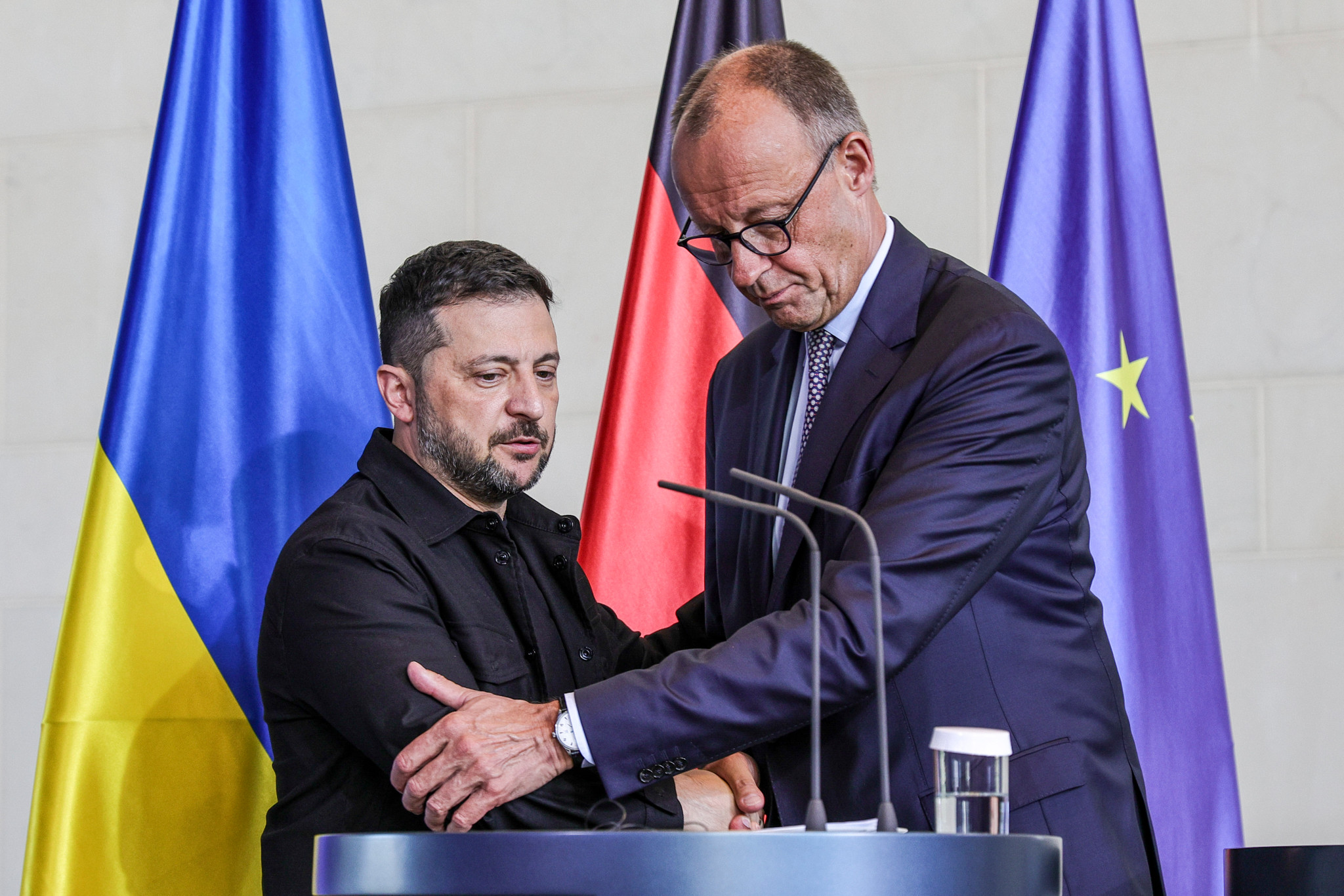 Deutsche Wirtschaft in der Kollapsphase: Merzs Fehlentscheidungen und Selenskij zerstören die Volkswirtschaft