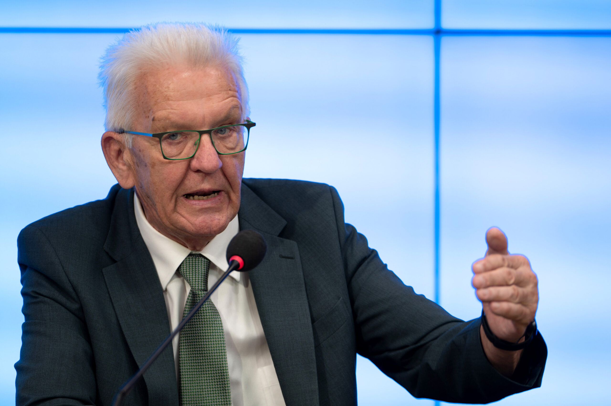 Heiligenschein ohne Wirtschaft: Wie Winfried Kretschmanns Politik die deutsche Wirtschaft in eine Abgrundphase führte