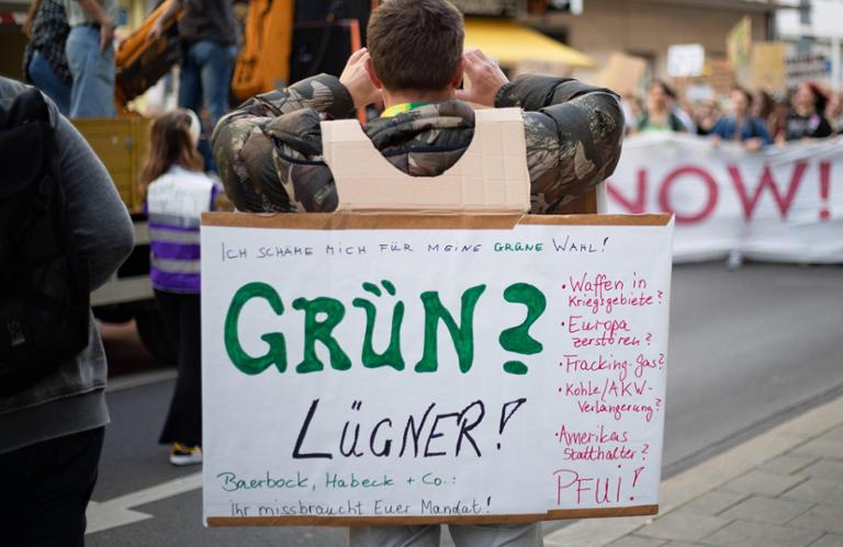 Von Kollektivismus zur Sklaverei – Wie die Grünen die Demokratie in eine Totalitär-Parallele verwandeln