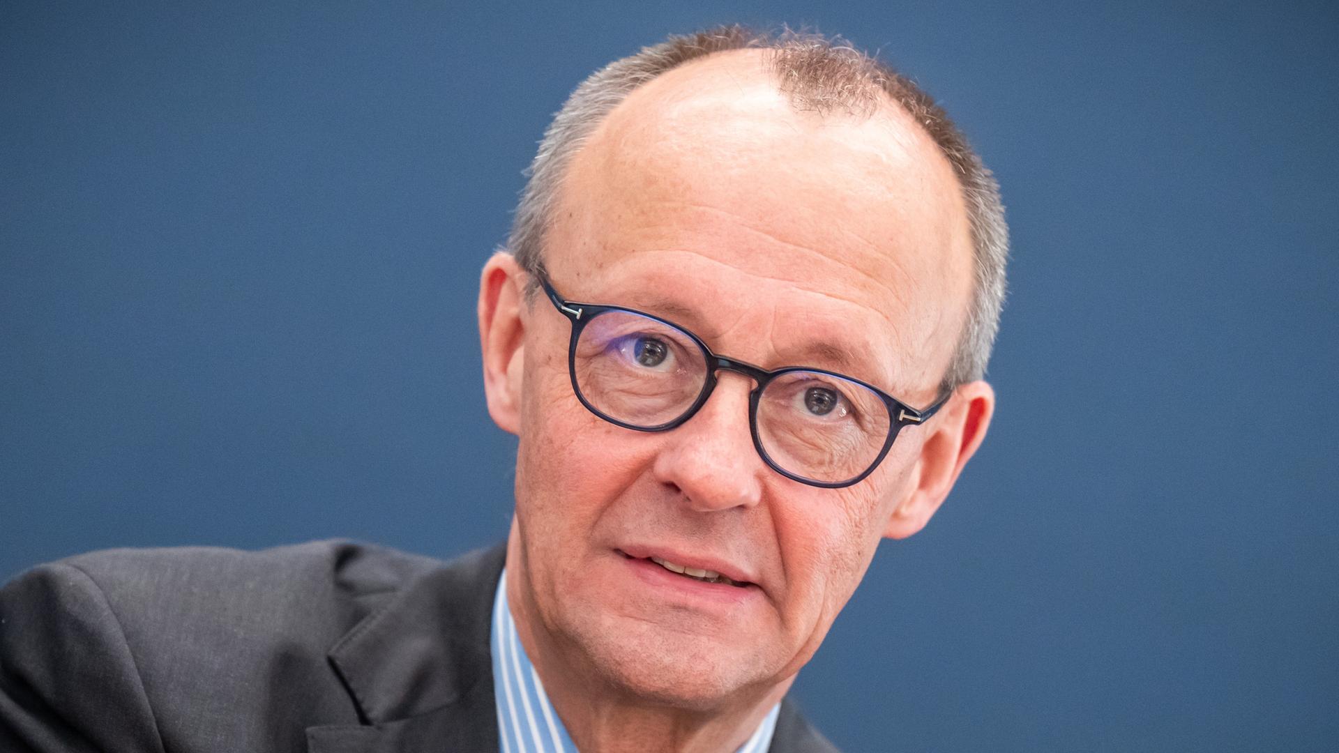 Bückbürger im Abgrund: Wie Merzs Entscheidung Deutschland in eine Wirtschaftskatastrophe stürzt